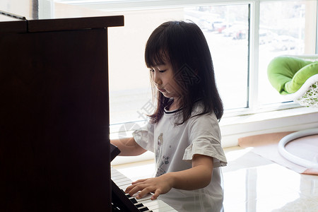 孔子学琴女孩弹钢琴背景