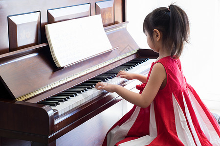 卡通人物弹钢琴小女孩学琴背景