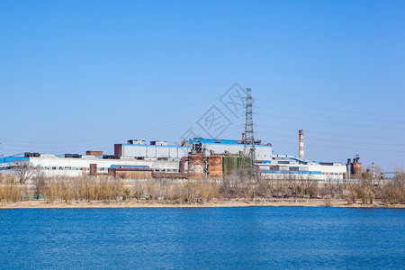 湖水旁的炼钢厂图片
