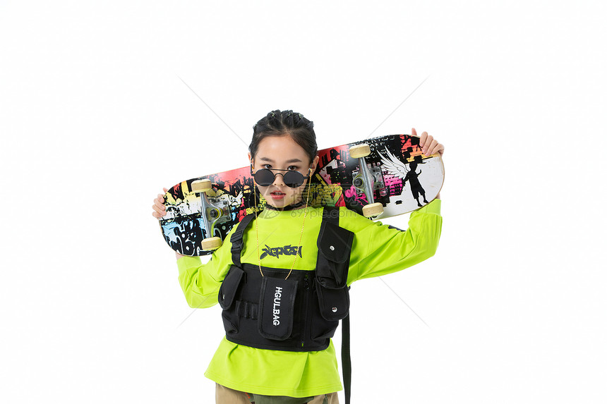 嘻哈时尚潮流女孩扛着滑板图片
