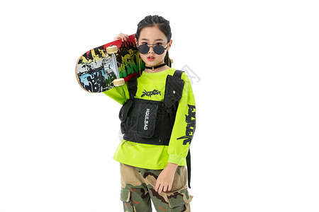嘻哈时尚潮流女孩扛着滑板图片
