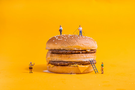 美味汉堡快餐薯条微距小人高清图片
