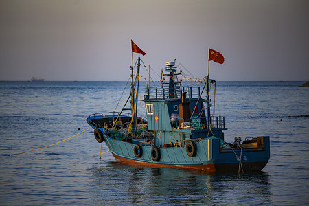 海上打渔海上停泊的木质渔船背景