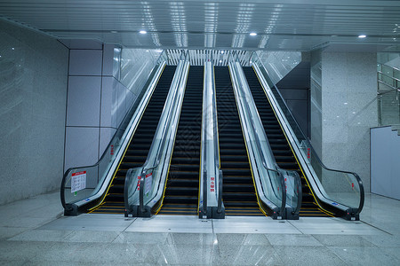 进地铁空无一人的自动扶梯背景