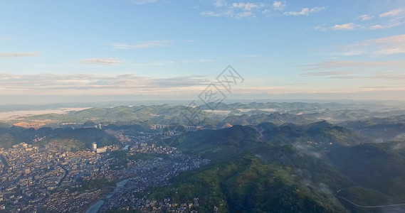 凤凰古城风景晨雾下的凤凰古城背景