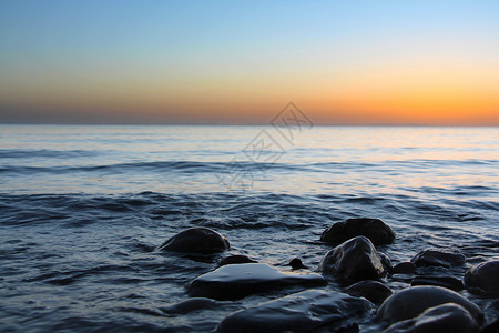 湖边礁石青海湖春夏季节湖边清晨日出宁静礁石背景