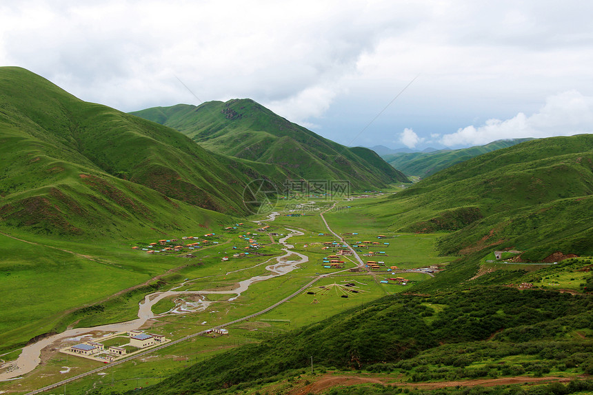 色达春季山顶总览群山蓝天白云绿色高山图片