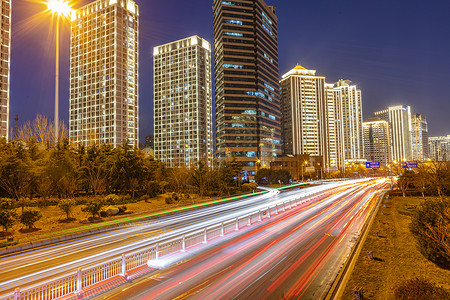 长款汽车素材青岛城市主干道汽车光轨延时背景