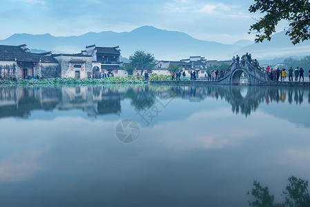 鎏金水墨风中国最美古村安徽宏村自然风光背景