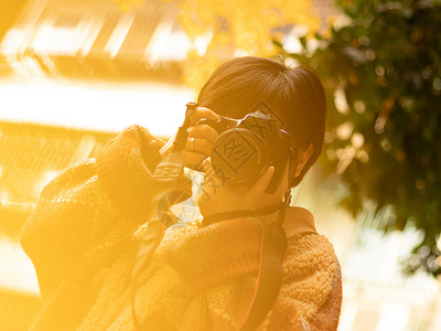 光感相机素材春天阳光下拍照的女性背景