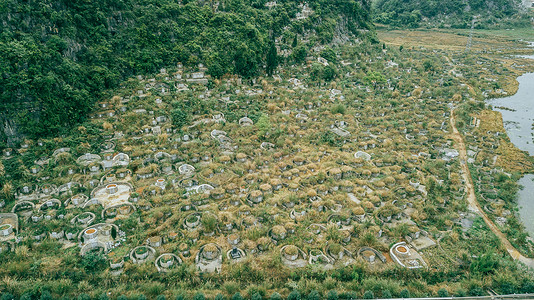 清明祭祖素材桂林清明节山上的坟墓祭拜背景