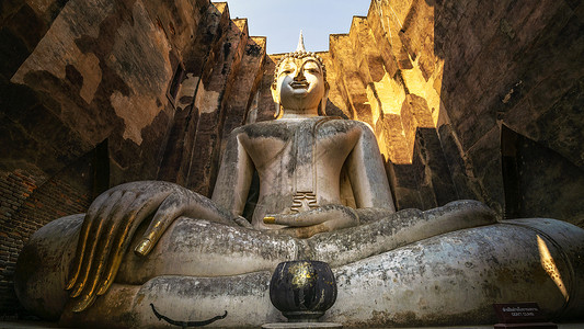 泰国素可泰朝阳下的佛像背景图片