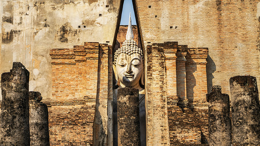 泰国素可泰朝阳下的佛像高清图片