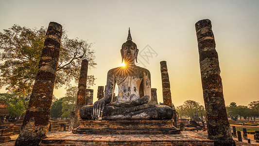 泰国文化泰国素可泰佛像夕阳阳光照耀背景