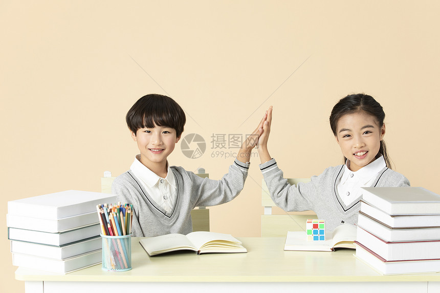 青少年上学开学学习击掌图片