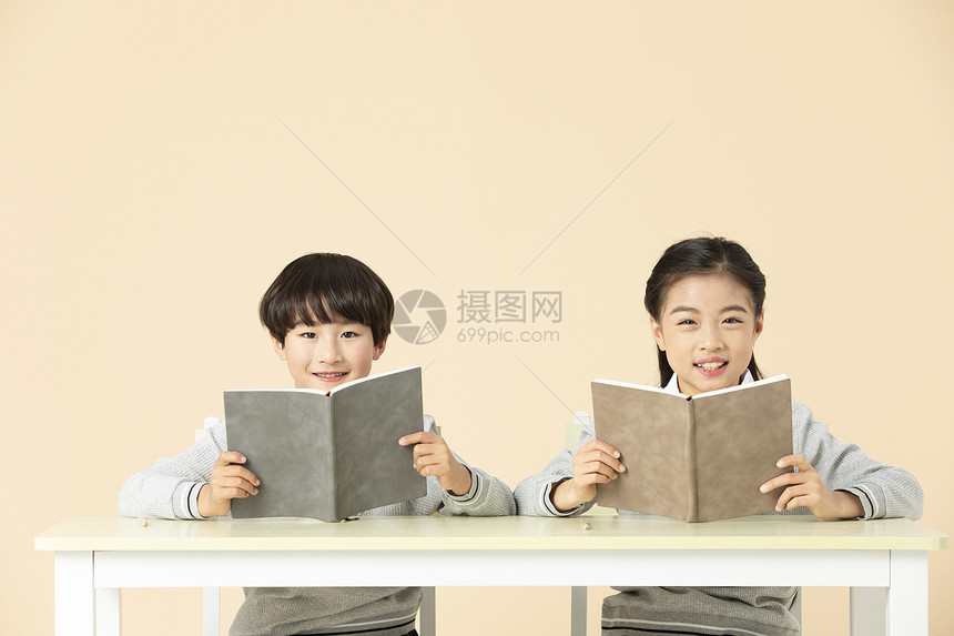 青少年开学上学看书图片