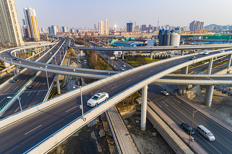 高架桥公路青岛新冠高架城市立交桥繁忙的城市交通背景