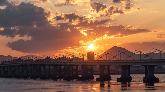 日落下湖面日落下的瑞安飞云江大桥背景