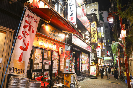 日本药妆店东京新宿区的美食小巷背景