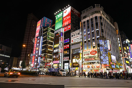 东京出租车东京新宿繁华商业街夜景背景