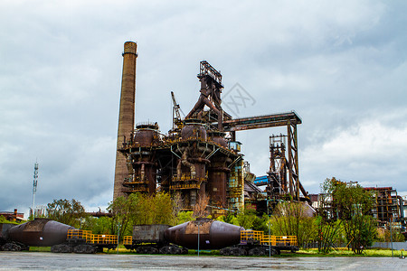 炼钢厂的高炉设备背景图片