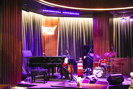 热爵士乐爵士酒吧的爵士乐演出舞台背景