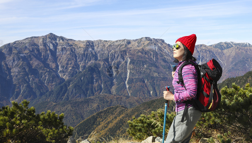 在日本阿尔卑斯山徒步旅行的女人图片