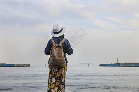 站在海边看风景的女人背影背景图片