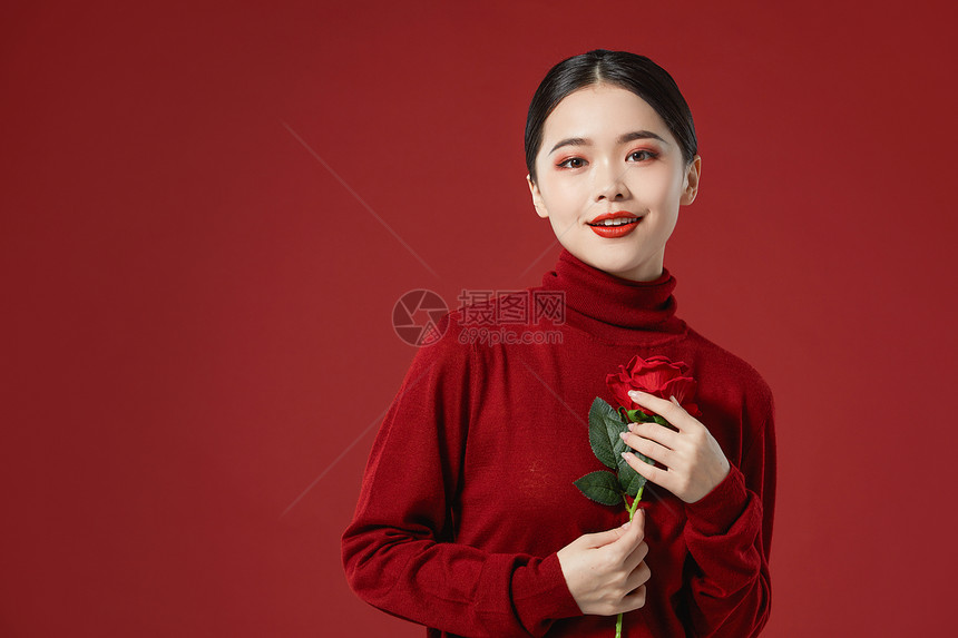年轻时尚美女手拿玫瑰花图片
