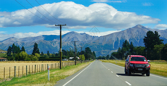 蓝天白云卡车新西兰自驾风光山路红色汽车背景