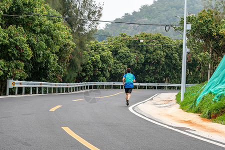 环山公路跑步者的背影高清图片