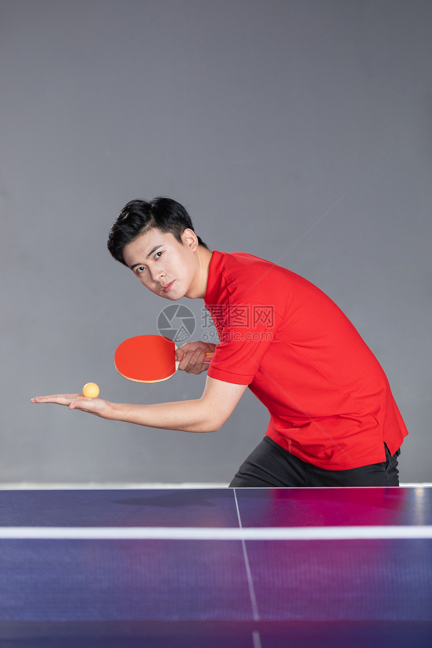 发球的乒乓球运动员形象图片