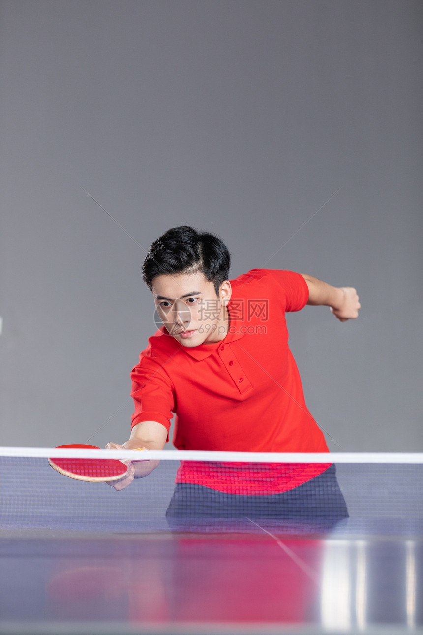 接球的乒乓球运动员形象图片
