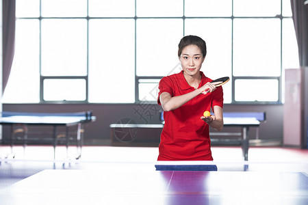 发球的女性乒乓球运动员背景图片