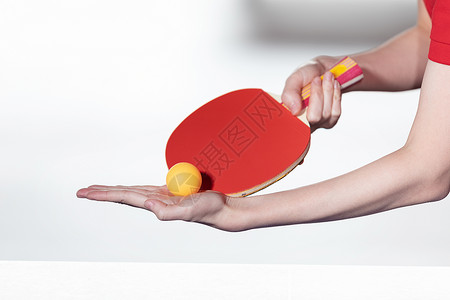 打乒乓球脑子发球的女性乒乓球运动员背景