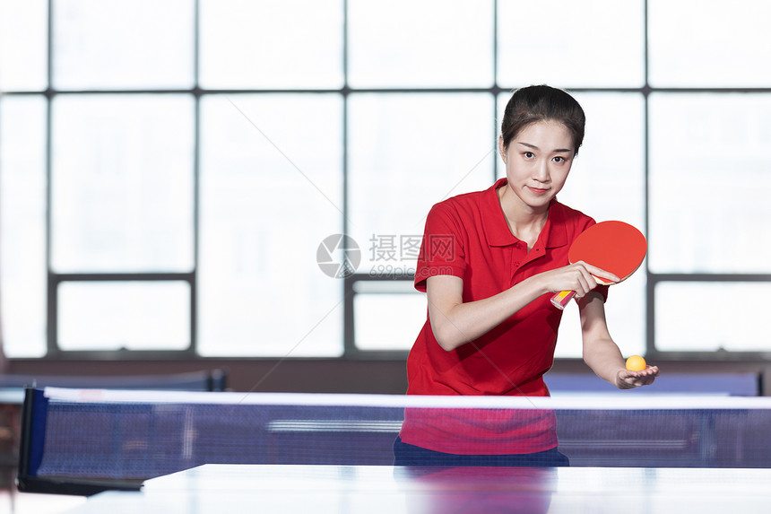 发球的女性乒乓球运动员图片