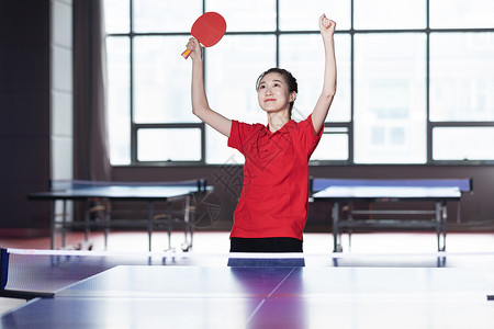 欢呼的女性乒乓球运动员图片