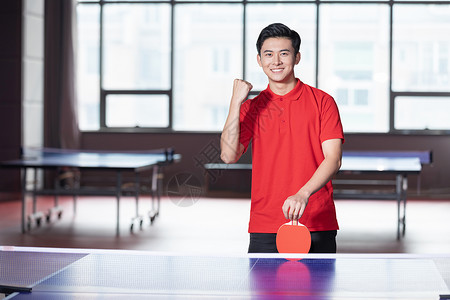 打乒乓球的青年男性加油手势高清图片