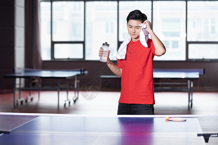 休息喝水的乒乓球运动员图片