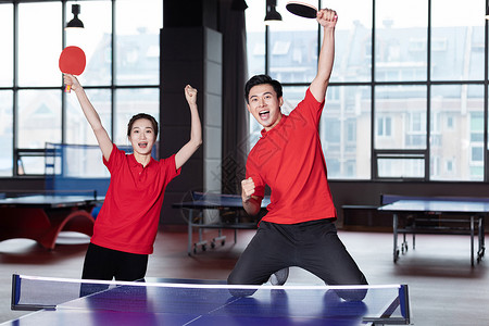 庆祝胜利的男性乒乓球运动员欢呼的双人乒乓球运动员背景