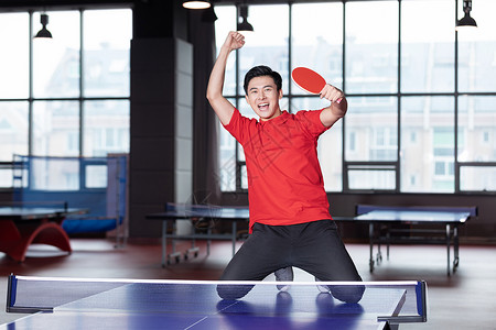 庆祝胜利的男性乒乓球运动员图片