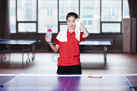 休息擦汗的乒乓球运动员图片