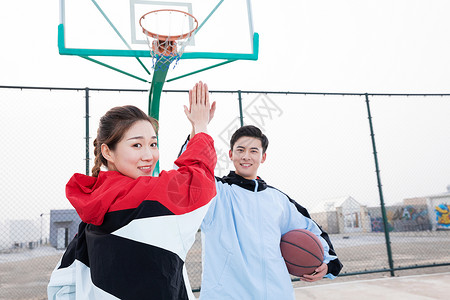 情侣户外打篮球击掌图片