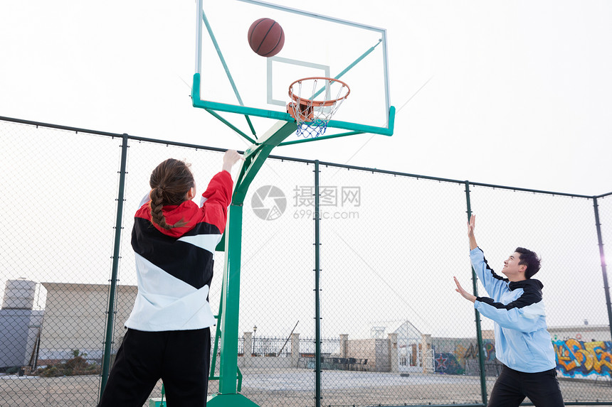 情侣户外打篮球投篮图片