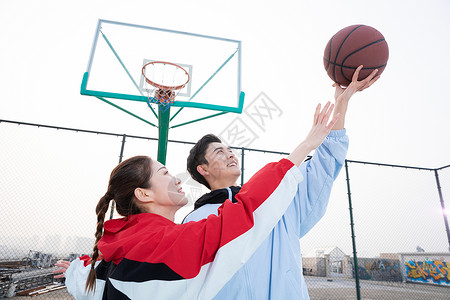 情侣户外打篮球背景图片