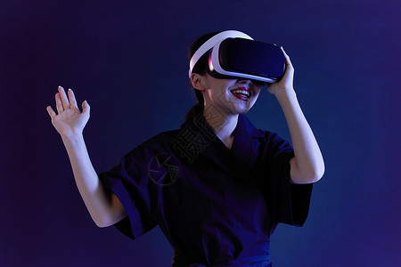 年轻女性VR眼镜科技图片