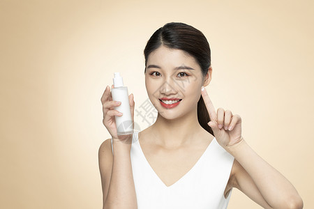 青年女性护肤产品乳液涂抹展示图片