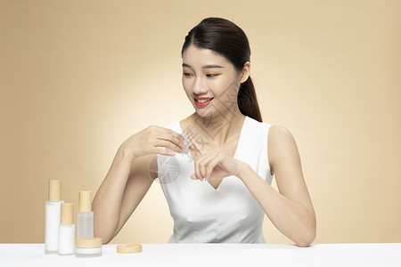 青年女性护肤产品面霜展示图片