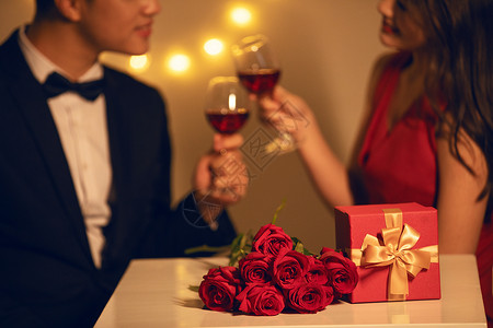 红酒玫瑰花情人节情侣烛光晚餐特写背景