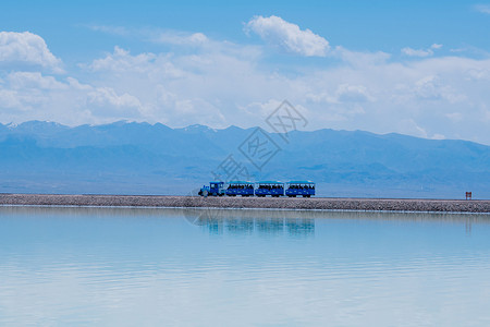 海边小火车茶卡盐湖小火车背景